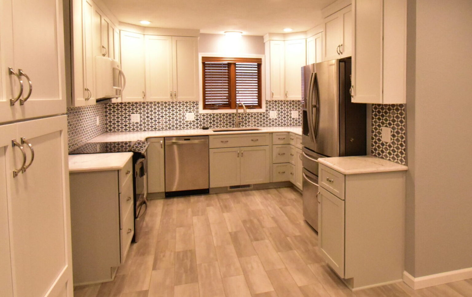 Quaint white u shape kitchen